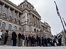 Stovky lid� st�ly v mraziv�m po�as� dlouhou frontu p�ed budovou N�rodn�ho muzea...
