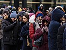 Stovky lid� st�ly v mraziv�m po�as� dlouhou frontu p�ed budovou N�rodn�ho muzea...
