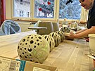 V keramick� d�ln� centra vznikaj� jedine�n� d�la. (30. prosince 2025)