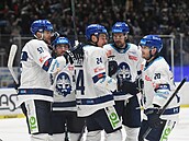 Kladen�tí hokejisté slaví gól, vpravo jeho autor Niko Ojamäki.