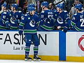 David Kämpf z Vancouver Canucks p�ijímá gratulace po tref� v duelu proti...