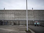 Ochrana. P�ed tsunami chrání reaktor betonová ze�.