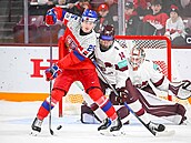 Úto�ník �eské hokejové dvacítky �t�pán Hoch (25) se p�ed loty�ským branká�em...