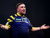 Luke Littler reaguje na bu�ící fanou�ky v Alexandra Palace.