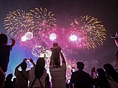 Lidé sledují novoro�ní oh�ostroj v Quezon City na Filipínách. (31. prosince...