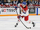 Obránce Tomá� Galvas st�ílí na bránu v zápase proti Dánsku.