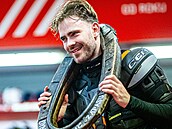 Kabina pardubických hokejist� si mezi sebou po ka�dém zápase volí nejlep�ího...