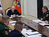 Ruský prezident Vladimir Putin a ná�elník generálního �tábu Valerij Gerasimov...