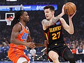 Vít Krej�í (27) z Atlanta Hawks u mí�e v zápase s Oklahoma City Thunder, hlídá...
