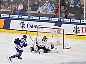 Aiden Fink (U.S. Collegiate Selects) p�ekonává spar�anského gólmana Jakuba...