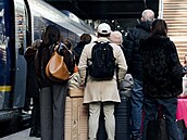 Cestující na pa�í�ském nádra�í Gare du Nord u vlaku Eurostar b�hem výpadku...