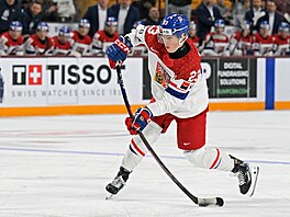 Obránce Tomá� Galvas st�ílí na bránu v zápase proti Dánsku.