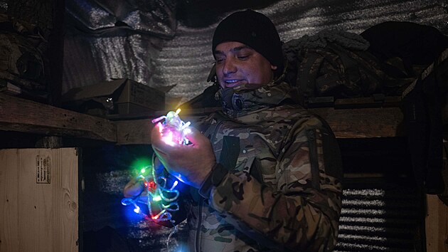 P��slu�n�k ukrajinsk� 93. mechanizovan� brig�dy Cholodnyj Jar si zdob� z�kop nedaleko m�sta Kos�antynivka v Don�ck� oblasti (30. prosince 2025)