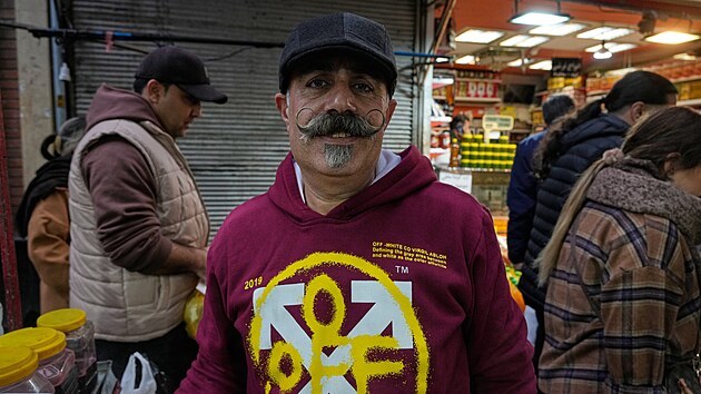 �r�n za��v� protesty obchodn�k�, kte�� kv�li sl�bnouc�mu rij�lu nech�vaj� sv� podniky zav�en�. (30. prosince 2025)