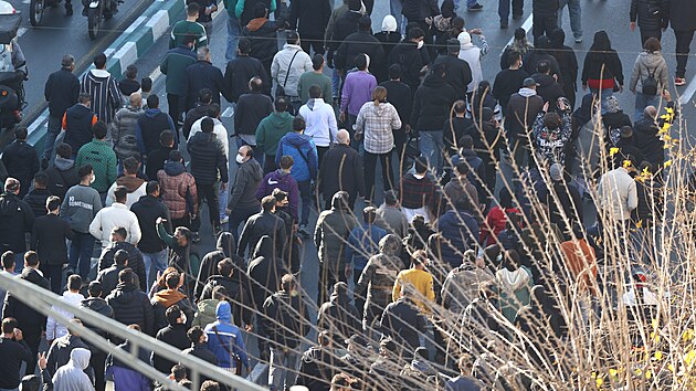 �r�n za��v� protesty obchodn�k�, kte�� kv�li sl�bnouc�mu rij�lu nech�vaj� sv� podniky zav�en�. (30. prosince 2025)