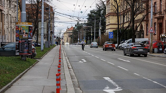 V ��sti Kounicovy ulice, kde vznikla a posl�ze byla zru�ena na �zk�m chodn�ku cyklostezka, je pro cyklisty na silnici vymezen� prostor pouze v k�i�ovatce. (29. prosince 2025)