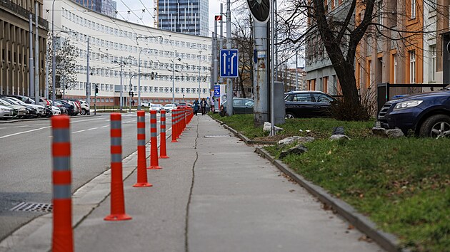 P�idan� sloupky v Kounicov� ulici zabra�uj� parkov�n� aut na �zk�m chodn�ku. Na n�m bude po dod�l�n� v�ech opat�en� fungovat cyklostezka. (29. prosince 2025)