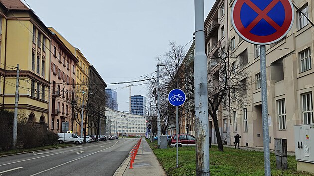 �pravy ve prosp�ch cyklist� provedlo m�sto kr�tce p�ed V�nocemi. Nov� cyklostezka slou�ila jen kr�tce. (22. prosince 2025)