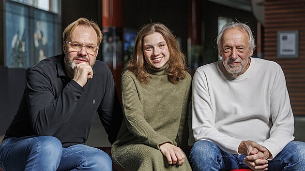 Nad uplynul�m rokem rozj�mali pro iDNES.cz zleva pades�tn�k Petr Gazd�k, p�tadvacetilet� Lesana Krauskov� a p�tasedmdes�tilet� bard Ladislav Kol��.