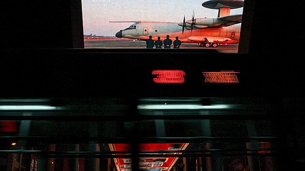 Ob�� obrazovka v ��nsk�m Pekingu zobrazuje zpr�vy o ��nsk�ch vojensk�ch cvi�en�ch na Tchaj-wanu pod n�zvem Mise spravedlnosti. (30. prosince 2025)