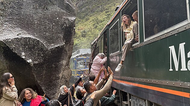 Sr�ku vlak� u Machu Picchu nep�e�il jeden ze strojvedouc�ch, v�ce ne� 30 lid� bylo zran�no. (30. prosince 2025)