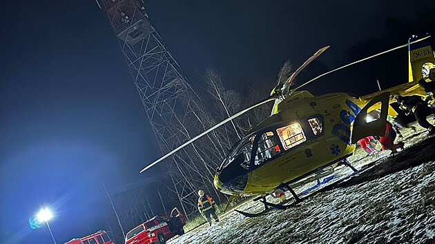 P�i z�chrann� akci musel zasahovat i z�chran��sk� vrtuln�k. (29. prosince 2025)