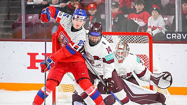 Úto�ník �eské hokejové dvacítky �t�pán Hoch (25) se p�ed loty�ským branká�em...