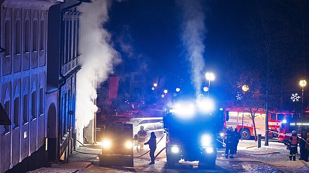 Pět hasičů se zranilo při zásahu u požáru sauny na Českokrumlovsku