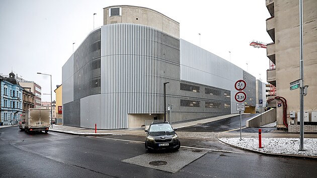 Do nov�ho parkovac�ho domu v are�lu libereck� nemocnice se vejde 329 automobil� a dev�t motocykl�.