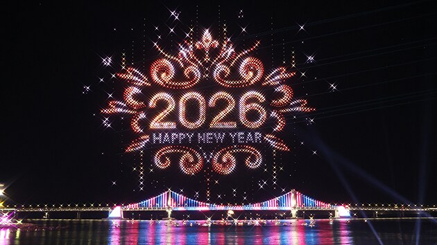 V jihokorejském Pusanu oslavili nový rok 2026 dronovou show. (31. prosince 2025)