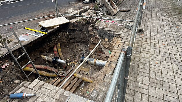 Hoteli��i postupn� opravuj� p��pojky v��deln� vody. P�ed hotelem �ajkovski p��vod dokonce praskl, co� v�m�nu urychlilo.