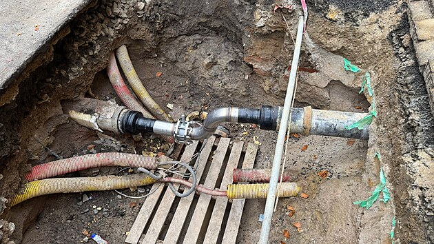 Hoteli��i postupn� opravuj� p��pojky v��deln� vody. P�ed hotelem �ajkovski p��vod dokonce praskl, co� v�m�nu urychlilo.