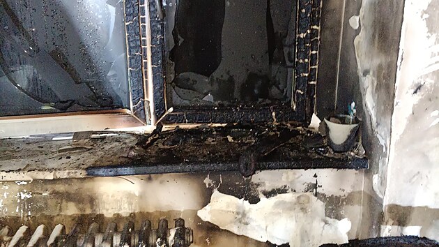 Požár a výbuch poškodil zdi bytu v Praze, hasiči zachránili dva lidi