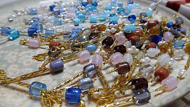 �pindlerovsk� v�tvarnice Hana �ebkov� vyrob� pro Sv�tov� poh�r na 140 n�ramk�.