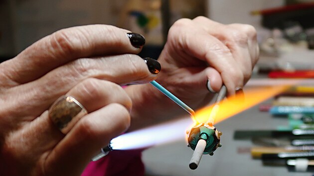 Hana �ebkov� ze �pindlerova Ml�na se v�nuje vinut�m perl�m asi patn�ct let. (8. prosince 2025)