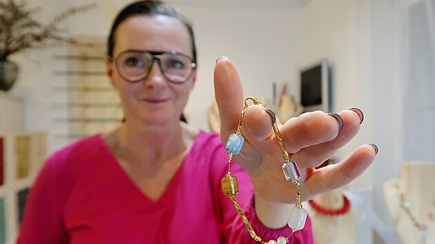 V�tvarnice Hana �ebkov� se v�nuje sklen�n�m �perk�m.