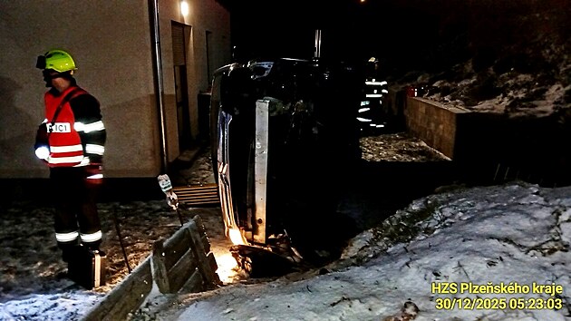 Dod�vka vyjela ze silnice a skon�ila pod sr�zem u rodinn�mu domu na boku. Nehoda se stala v Kozolupech na Plze�sku. (30. prosince 2025)