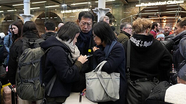 Cestuj�c� se zavazadly �ekaj� na lond�nsk�m n�dra�� St. Pancras b�hem v�padku vlak� Eurostar (30. prosince 2025)
