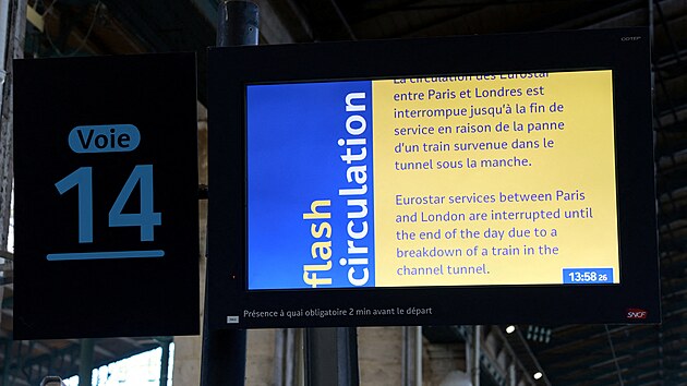Informa�n� tabule s hl�en� o p�eru�en� vlakov�ho spojen� mezi Franci� a Brit�ni� 30. prosince 2025