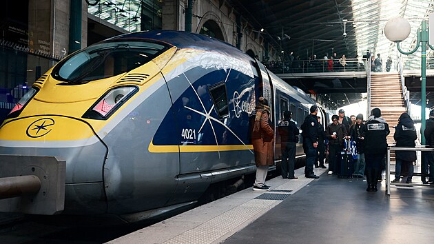 Cestuj�c� na pa��sk�m n�dra�� Gare du Nord b�hem v�padku vlak� Eurostar (30. prosince 2025)