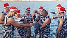 Chorvat�tí otu�ilci si p�ipíjejí na b�ehu jezera Bajer.  (31. prosince 2025)