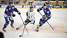 Filip Chlapík ze Sparty mezi dvojicí Gavin Mc Carthy a Mathew Dimarsico  z týmu...