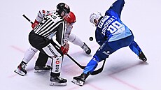 Na vhazování se potkali Milo� Roman z T�ince a Tomá� Zohorna z Brna.