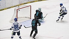Martin Procházka z Kladna (vpravo) st�ílí gól. Branká� Dominik Frodl z...