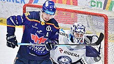 Bud�jovický Martin Beránek otravuje p�ed brankou Vítkovic.