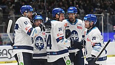 Kladen�tí hokejisté slaví gól, vpravo jeho autor Niko Ojamäki.