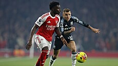 U mí�e Bukayo Saka z Arsenalu, vpravo je Lucas Digne z Aston Villy.