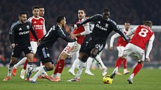 Amadou Onana z Aston Villy a Martin Odegaard (vpravo) z Arsenalu.