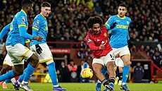 Joshua Zirkzee z Manchesteru United skóruje v duelu s Wolverhamptonem.