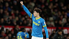 Ladislav Krej�í slaví sv�j gól na h�i�ti Manchesteru United.